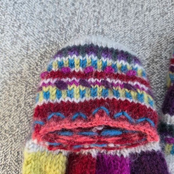 Newari Women's Floral Winter Hat and Convertible Mitten/Gloves Set - OS - Picture 9 of 12